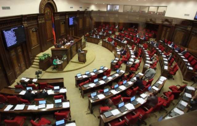 Ermənistan parlamenti boykot edildi