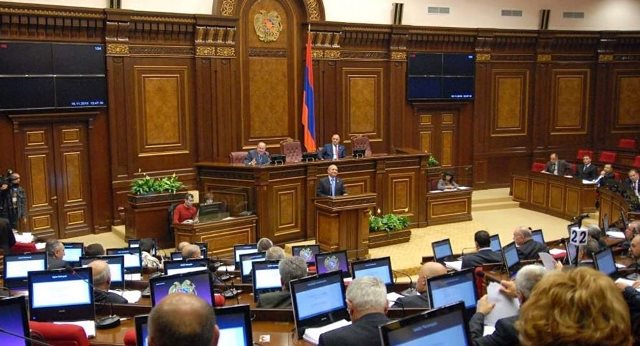 Ermənistan parlamentində qalmaqal
