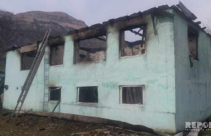 Qubada məktəb direktorunun evi yandırıldı - Fotolar