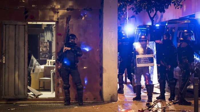 Tercera noche de protestas y altercados en Gràcia