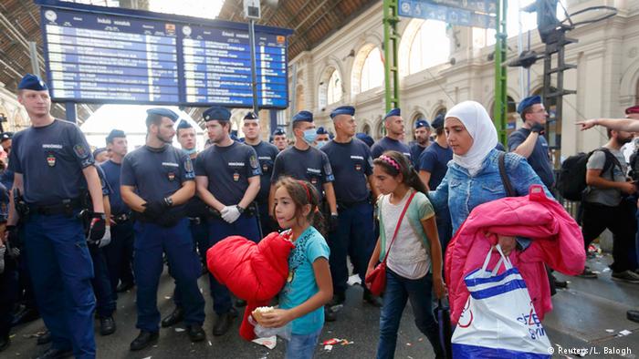 Musical relief for refugees in Vienna train station - VIDEO | No Comment