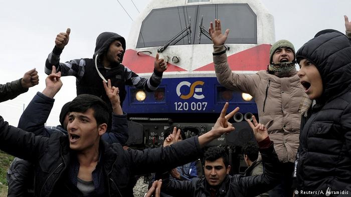 Hunderte Flüchtlinge stürmen Eisenbahntrasse bei Idomeni