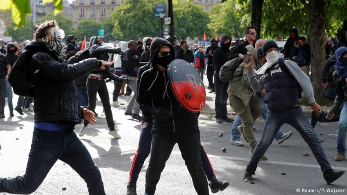 Government lashes out at striking labor unions on eve of Euro 2016
