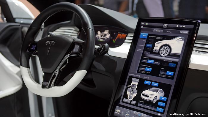 US probes second suspected self-driving Tesla car crash