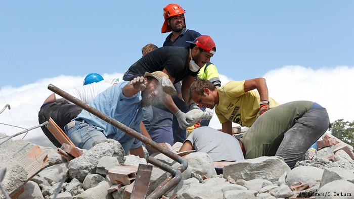 Refugees reach out to Italy earthquake victims