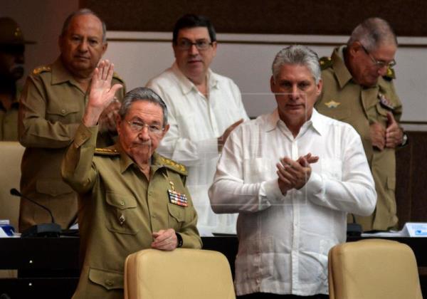 Cuba encara 2017 con la primera recesión en 23 años y blinda la figura de Fidel
