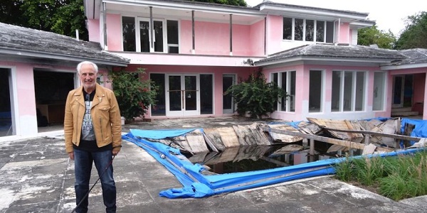 Il rachète (et détruit) la villa de Pablo Escobar pour y retrouver des trésors cachés
