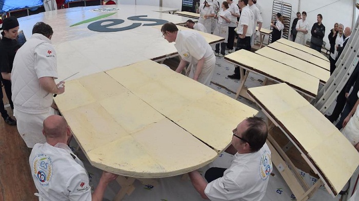 Le plus gros gâteau au chocolat du monde va être dégusté ce soir par 22.500 personnes