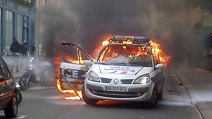 Paris: une voiture de police incendiée lors d`un rassemblement interdit