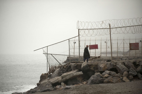 Près de 400 migrants forcent la frontière Maroc-Espagne à Ceuta