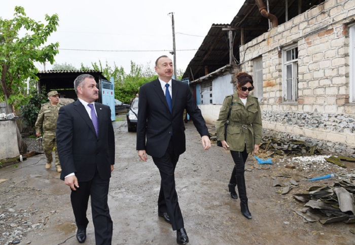 Ilham Aliyev visite des maions endommagées suite aux tirs arméniens lors des hostilités d’avril