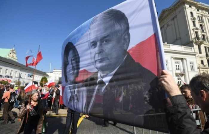 Pologne: L'avion dans lequel a péri le président aurait explosé