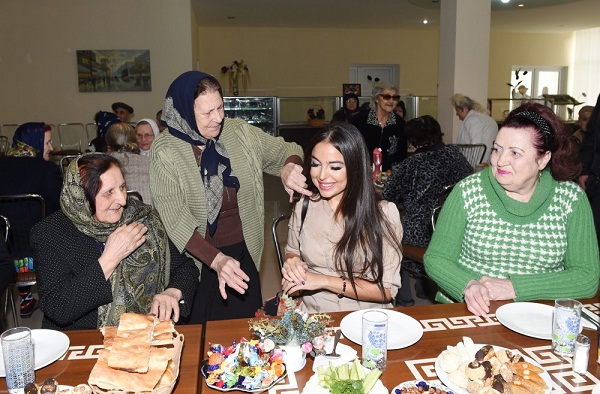 Leyla Aliyeva rend visite aux invalides de guerre et aux handicapés victimes d’accidents du travail PHOTOS