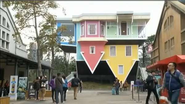 Taïwan: une maison à l`envers rencontre un succès renversant VIDEO 