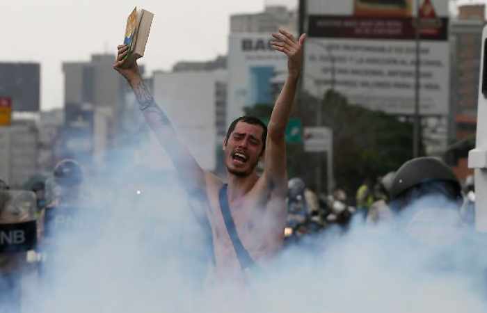 Maduro verspottet nackten Demonstranten