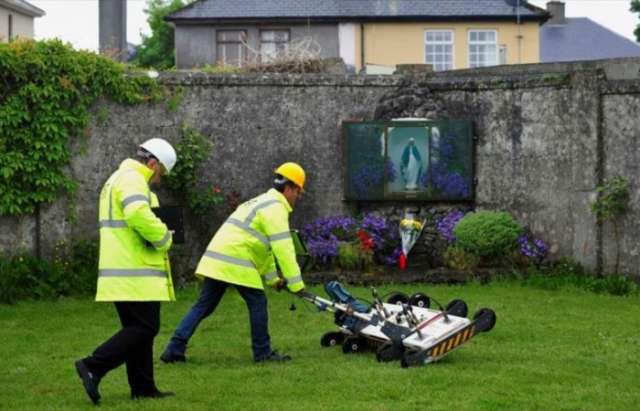 Hallan restos de 800 bebés en un centro católico en Irlanda