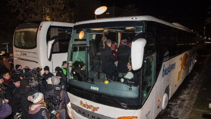 German official buses dozens of migrants to Merkel"s office - VIDEO