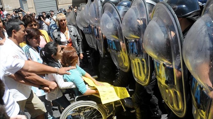 Graves tensiones entre Policía y manteros en Argentina