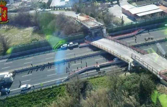 Brücke kollabiert und stürzt auf Autobahn