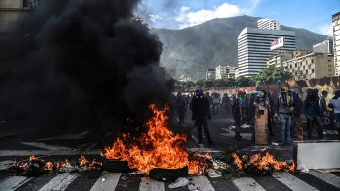 Opositores incendian convoy de la Guardia Nacional en Venezuela
