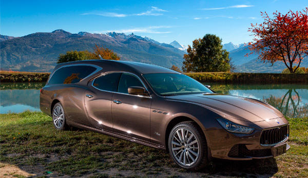 Le croque-mort balade les défunts en... Maserati