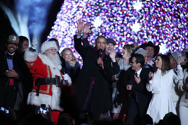 Pour la dernière fois, les Obama allument le sapin de Noël de la Maison Blanche - VIDEO