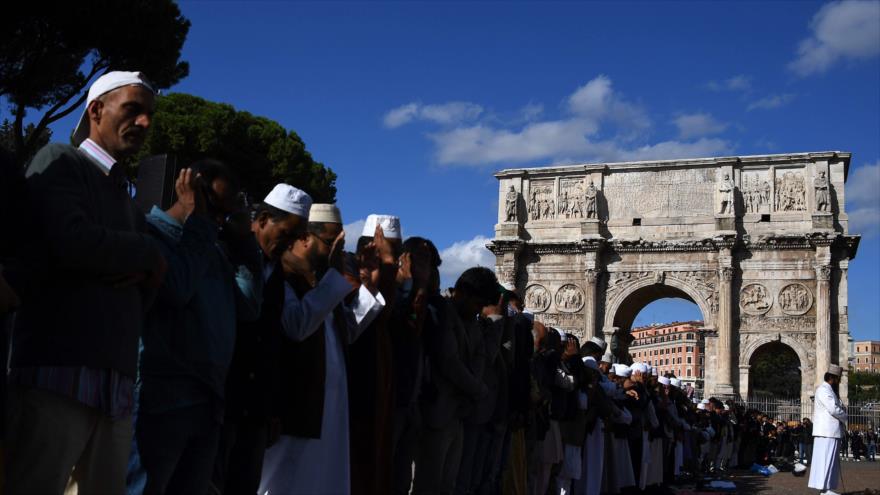 Musulmanes rezan en Roma en protesta contra cierre de mezquitas
