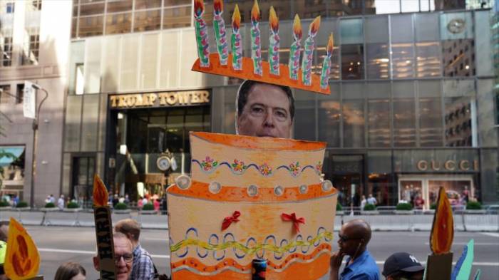 Activistas le cantan de todo a Trump, menos ‘feliz cumpleaños’