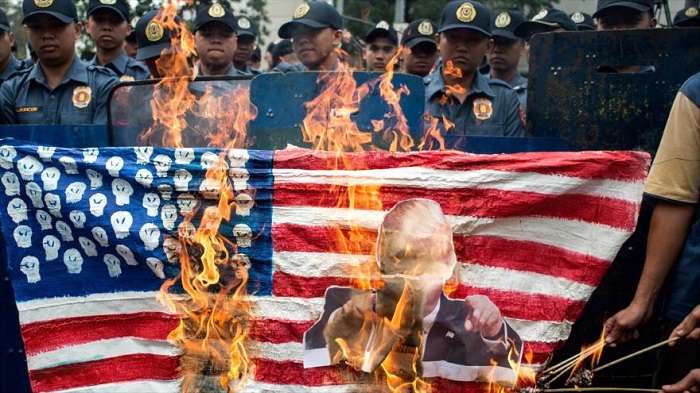 Activistas filipinos queman la bandera de EEUU en Manila