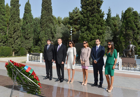 İlham Əliyev ümummilli liderin məzarını ziyarət edib - FOTO