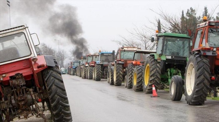 Agricultores griegos bloquean carreteras por subida de impuestos