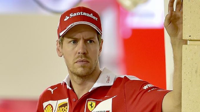 Vettel kritisiert, sein Ferrari raucht