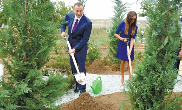 Le président Ilham Aliyev participe à une campagne de plantation d'arbres