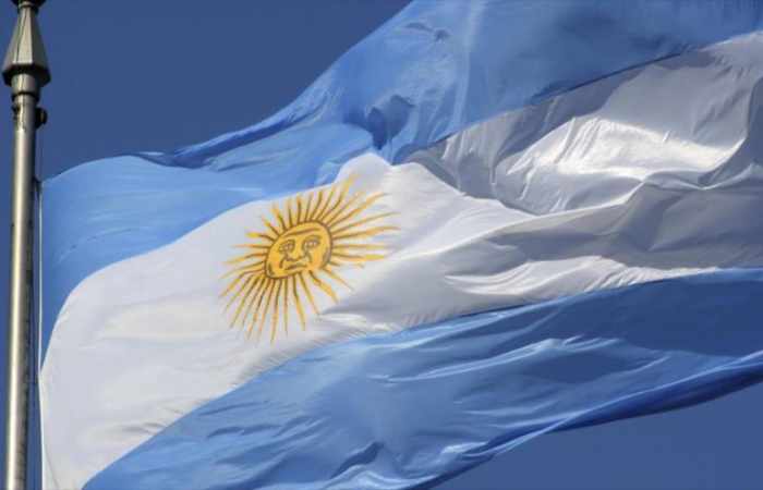 Está descubierto por los científicos  : Bandera Argentina puede no tener azul celeste