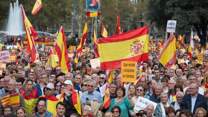 Manifestantes piden ‘unidad de España’ en Día de Fiesta Nacional