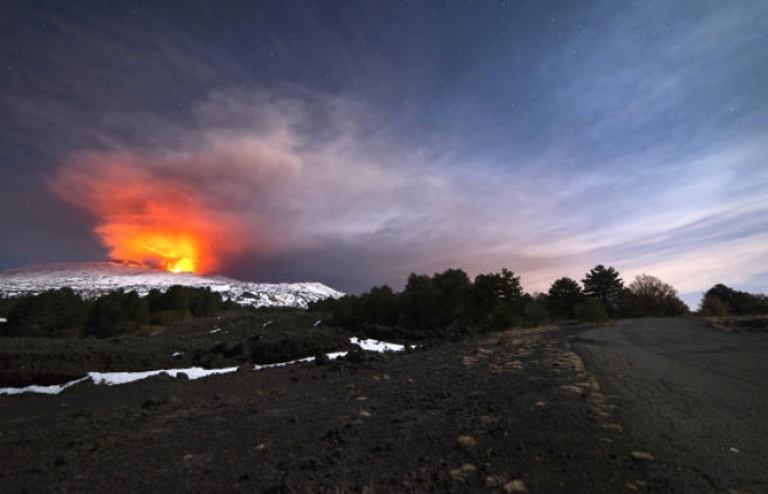 Troisième éruption de l'Etna en trois semaines
 - VIDEO