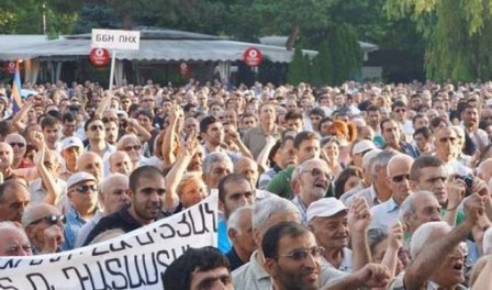 İrəvanda üsyan: polis etirazçılara divan tutdu - Yenilənib