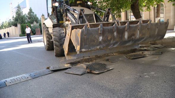 Bakı yollarında süni maneələr sökülür