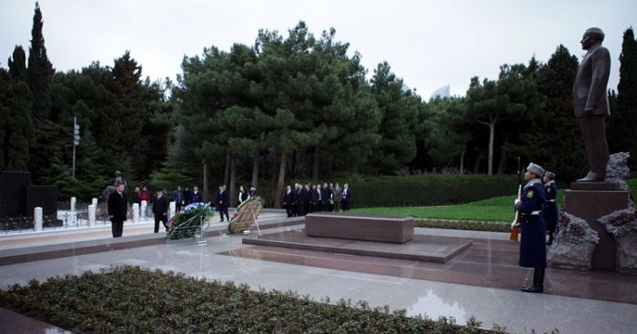 Czech parliamentary delegation pays respect to Heydar Aliyev