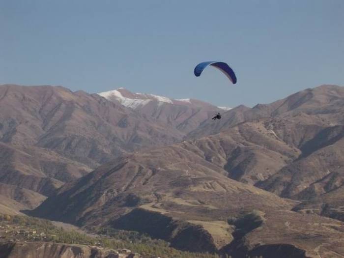 Le chef de la sécurité de l'Ambassade française s’est écrasé lors d’un vol en parapente