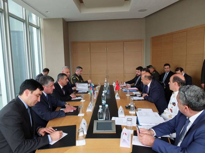 Le ministre azerbaïdjanais de la Défense rencontre son homologue turc en Géorgie