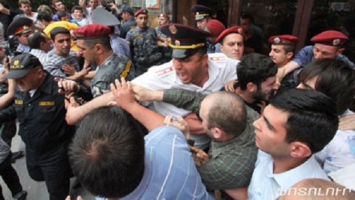Armenische Polizisten gewaltigen Mütter der Soldaten
