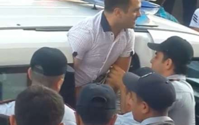 Sürücü polislə dalaşdı - Video