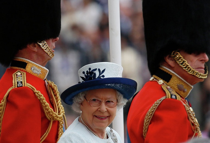 Queen `nearly shot` by Buckingham Palace guard while walking late at night 