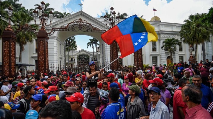 Venezolanos se manifiestan contra conato de golpe parlamentario