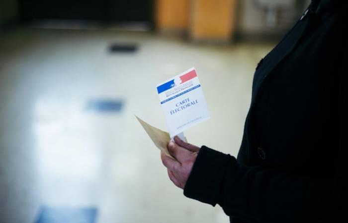 Présidentielle: les premiers bureaux de vote ferment
