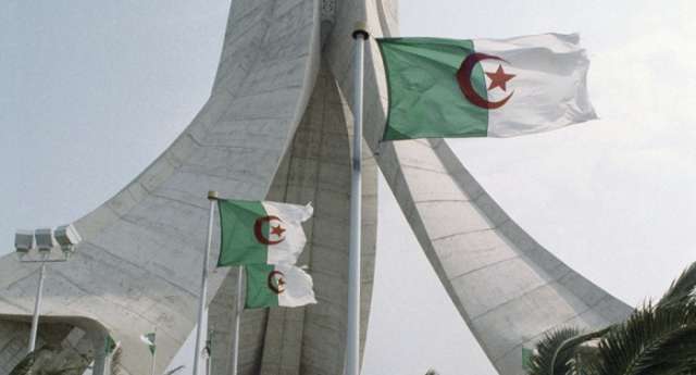 انخفاض الاحتياطي النقدي الجزائري إلى 105 مليار دولار أمريكي