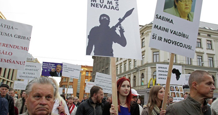 Une marche aux flambeaux anti-immigration en Lettonie