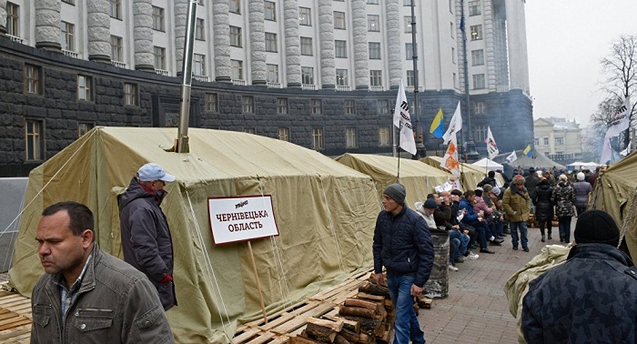 Ukraine: un millier de protestataires plantent leurs tentes à Kiev