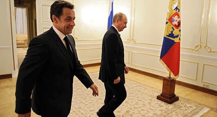 La rencontre Sarkozy-Poutine fait grincer les dents